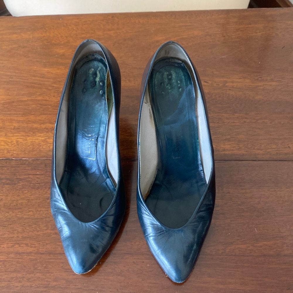 Evan Picone Navy 2 1/2” heel - all leather pumps with pointed toe size 6 1/2